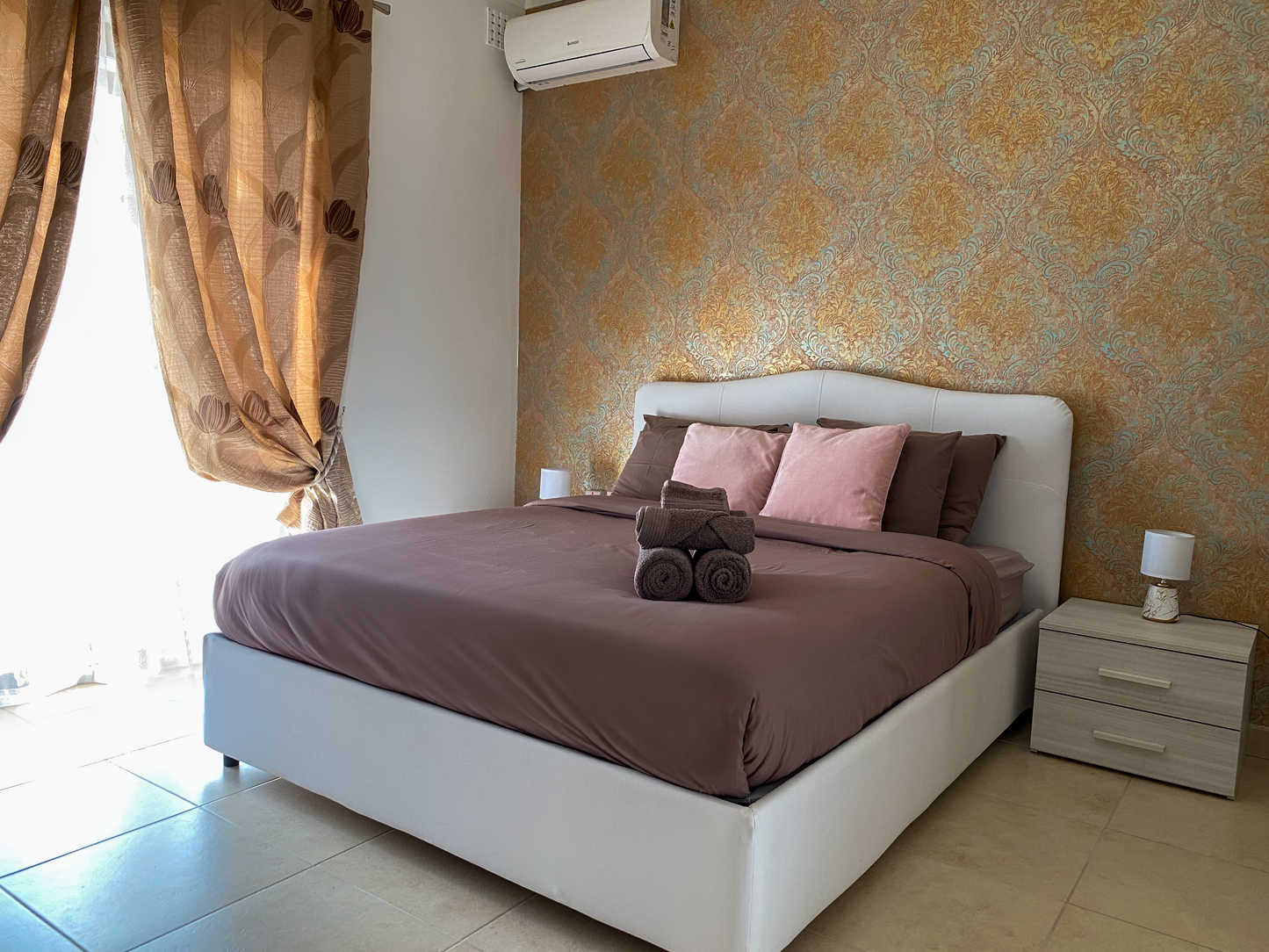 3 Double Bedroom Boutique Apartment in Marsascala
